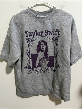 Taylor Swift Speak Now Short-Sleeve Sweatshirt Size Small